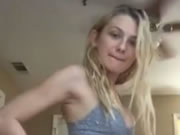 Jeune adolescent blond affichant outre sur Periscope